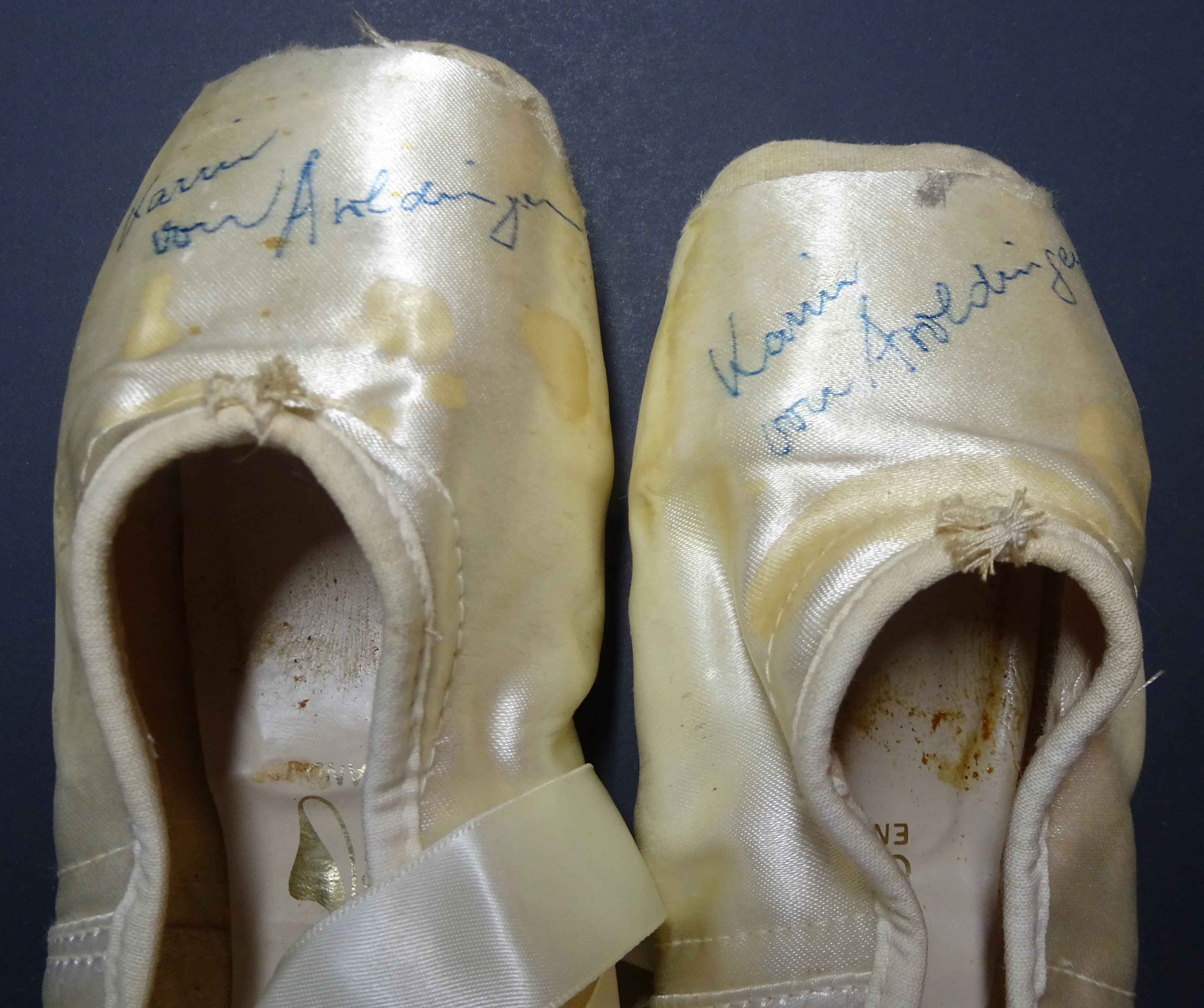 Aroldingen, Karin von - Signed Pointe Shoes - Image 2