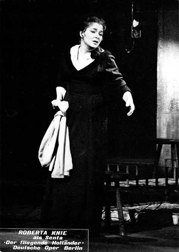 KNIE, Roberta (Various Autographs) - Image 4