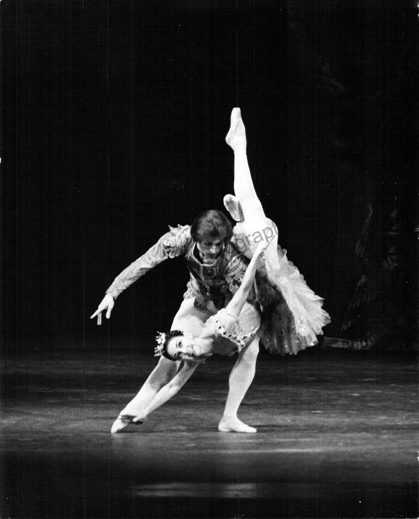 Nureyev, Rudolf - Lot of 13 Unsigned Photographs by Louis Peres - Image 9